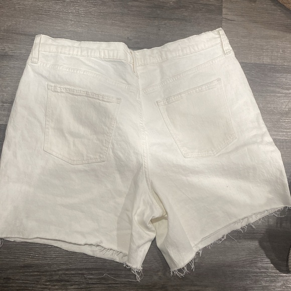 Light cream universal thread cut off shorts - Picture 2 of 4